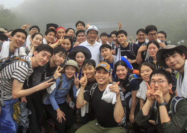 △ 박삼구 금호아시아나그룹 회장(사진 가운데)이 22일 경기도 광주 태화산에서 신입사원들과 산행을 실시했다. 사진=금호아시아나그룹.