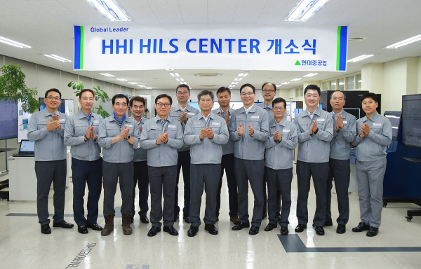 △현대중공업은 지난 21일 울산 본사 종합연구동에서 최길선 현대중공업 회장(사진 왼쪽에서 일곱번째), 강환구 현대중공업 사장(사진 왼쪽에서 다섯번째) 등이 참석한 가운데 힐스센터를 개소했다. 사진=현대중공업.