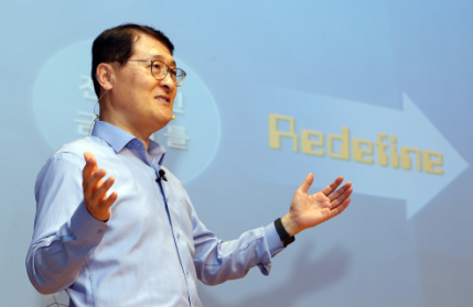 위성호 신한은행장이 지난 21일 경기도 신한은행 연수원에서 진행된 '2017 하반기 경영전략 회의'에서 프레젠테이션을 하고 있는 모습. / 사진제공= 신한은행