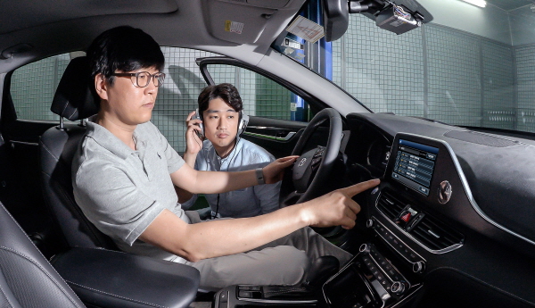 △ 현대자동차, 기아자동차 연구원들이 '서버형 음성인식' 기술에 대한 각종 테스트를 진행하고 있다. 사진=현대자동차, 기아자동차.