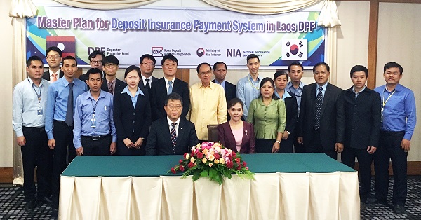 △예금보험공사 김광남 부사장(사진 앞줄 왼쪽)이 7.25(화) 라오스 현지에서 개최된 라오스 예금자보호기금(이하 ‘DPF’)의「보험금지급 시스템 구축을 위한 컨설팅(ISP)」착수보고회에 참석하여 라오스 DPF 쎙다오비 봉캄사오(Mrs. Sengdaovy Vongkhamsao) 사장(사진 앞줄 오른쪽) 및 직원들과 함께 기념촬영을 하고 있다./사진=예금보험공사
