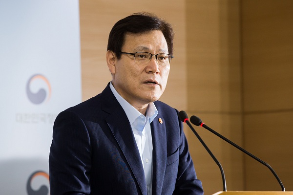 △최종구 금융위원장이 26일 정부서울청사에서 '생산적·포용적 금융 추진계획'을 발표하고 있다./사진=금융위원회