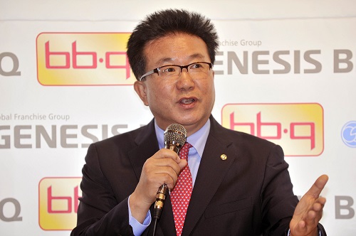 27일 서울 중구 BBQ종로관철점에서 열린 ‘패밀리-BBQ 동행방안’ 기자간담회에서 김태천 BBQ 대표이사가 기자들의 질문에 답하고 있다. BBQ 제공