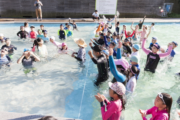 △ 대우건설은 지난 26일~27일까지 대우건설 꿈나무초대행사 프로그램으로 안성 엄마청소년수련원을 방문한 직원 자녀들이 시원한 물놀이와 체험 프로그램을 진행했다. 사진=대우건설.