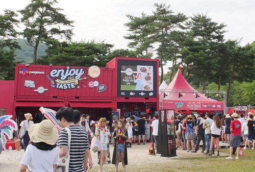 CJ제일제당이 지난 28부터 3일간 ‘2017 지산 밸리록 뮤직앤드아츠 페스티벌’에 참가해 행사 부스를 운영했다. CJ제일제당 제공