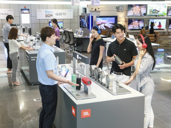 △ 고객이 삼성디지털프라자에서 하만의 제품을 살펴보고 있다. 사진=삼성전자.