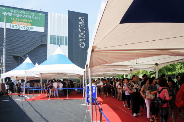 △ 지난 28일 오픈한 부산 '대신 2차 푸르지오' 견본주택에 인파가 몰리고 있다. 사진=대우건설.