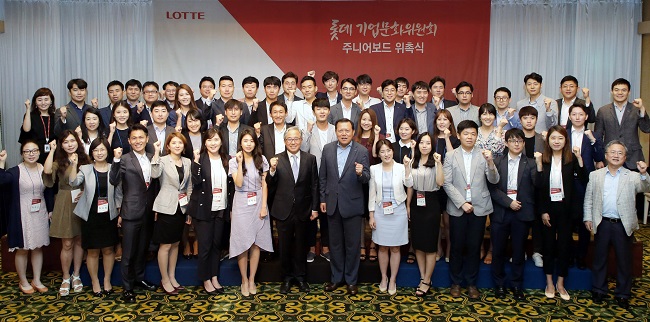 31일 서울 잠실 롯데호텔에서 진행된 롯데 기업문화위원회 주니어보드 위촉식에서 기업문화위원회 공동위원장인 황각규 롯데 경영혁신실장(아랫줄 좌측에서 9번째), 이경묵 서울대 교수(아랫줄 좌측에서 8번째)가 주니어보드 46명과 기념촬영을 하고 있다. 롯데그룹 제공