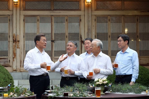 △ 문재인 대통령이 지난 27일 청와대에서 열린 '기업인과의 대화'에서 발언하고 있다. 사진=청와대.