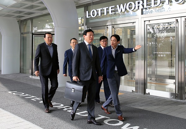 2일 오전 신동빈 롯데그룹 회장이 잠실 롯데월드타워 신사옥으로 첫 출근을 하고 있다. 롯데그룹 제공