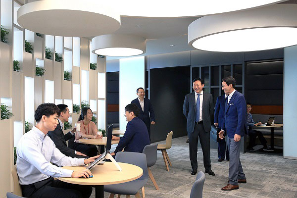 롯데 잠실시대 개막…신동빈 회장 롯데월드타워 첫 출근