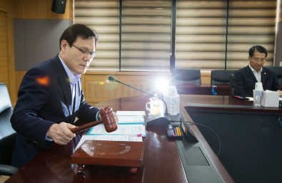 2일 정부서울청사에서 열린 금융위원회 임시회의에서 주택시장 안정화 방안에 따른 LTV·DTI 규제강화를 위한 감독규정 개정안이 논의·의결됐다. 사진은 최종구 금융위원장이 의사봉을 두드리는 모습./ 사진제공= 금융위