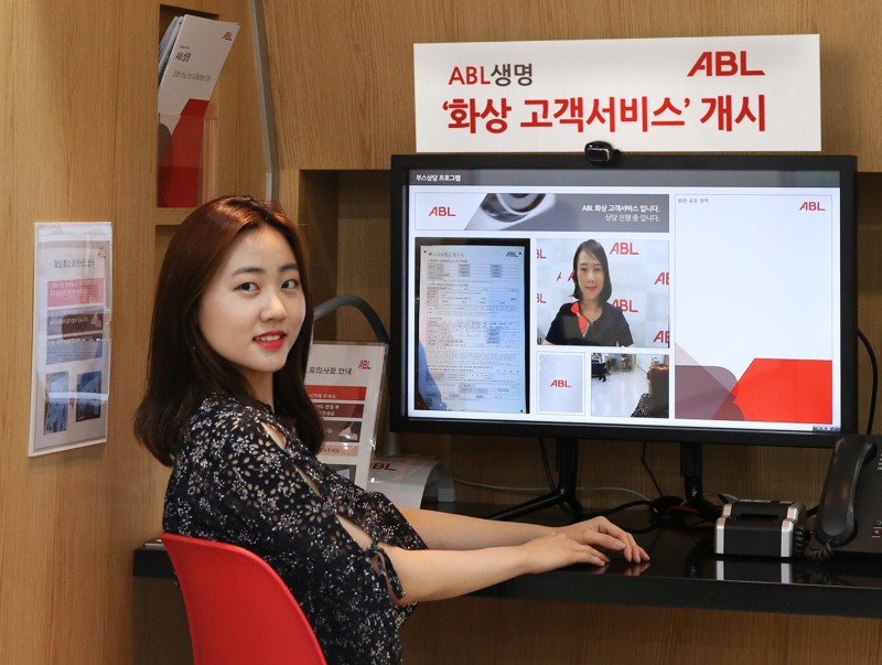 ABL생명이 업계 최초로 선보인 ‘화상 고객서비스‘를 한 고객이 ‘A-View존(화상 고객서비스 부스)’에서 이용하고 있다./사진제공: ABL생명