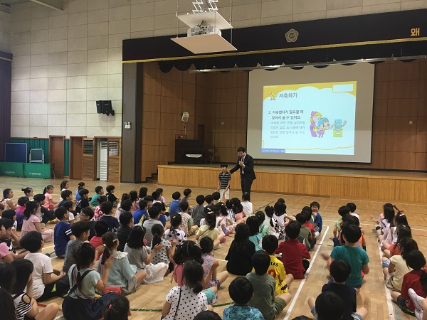 △MG희망나눔 금융교실 강사가 왜관초등학교 학생들을 대상으로 ‘알아두면 유익한 금융상식’에 대한 강의를 하고 있다./사진=새마을금고중앙회