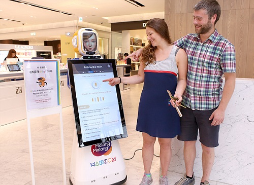 현대백화점 인공지능(AI) 통역 서비스 로봇 쇼핑 도우미 ‘쇼핑봇’. 현대백화점 제공 