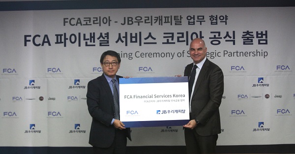 △임정태 JB우리캐피탈 대표이사(왼쪽)가 파블로 로쏘 FCA코리아 대표이사와 협약식 후 기념촬영을 하고 있다./사진=JB우리캐피탈