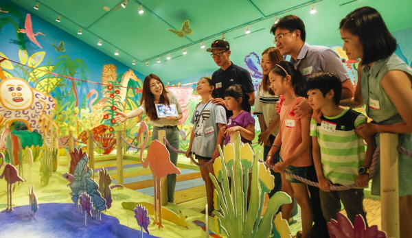 △ 대림그룹 임직원 가족들이 7일 종로구 통의동 대림미술관에서 진행 중인 'The Selby House: #즐거운_나의_집' 전시를 도슨트의 설명과 함께 감상하고 있다. 사진=대림그룹.