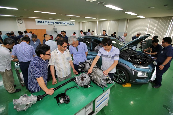 최근 출시된 소형 SUV 코나에 탑재된 엔진과 주행안전기술 및 편의장치 등 신기술을 교육받고 있는 연수 참가자들 모습.사진=현대자동차