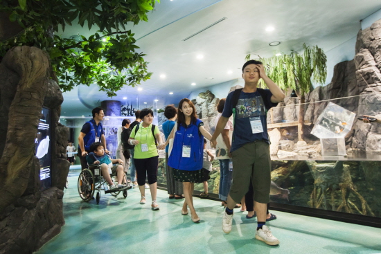 9일 효성나눔봉사단은 신목종합사회복지관 장애아동∙청소년들과 함께 일산 아쿠아플라넷에서 문화체험을 진행했다.사진=효성