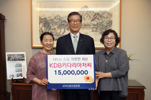 산업은행은 지난 9일 'KDB 키다리 아저씨' 19호 후원 대상으로 성북구청에서 추천한 취약계층 단체 및 가정 2곳을 선정해 후원금 1500만원을 전달했다. 사진은 왼쪽부터 '우애의 집' 전인옥 원장, 이동걸 산업은행 회장, 성북구 장위1동주민센터 박미순 복지팀장. / 사진제공= 산업은행