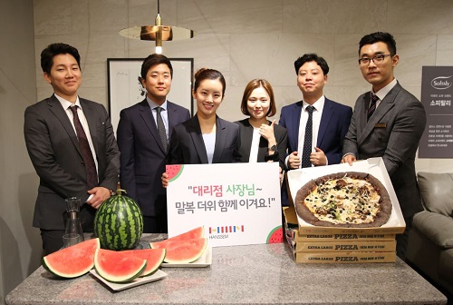 한샘은 11일 말복을 맞아 전국 100여개 대리점에서 수박 나눔 이벤트를 진행했다. 한샘 제공