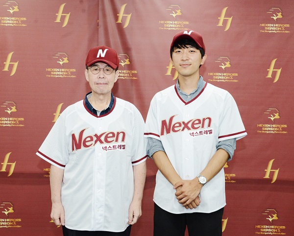 △김윤영 서민금융진흥원장 겸 신용회복위원장(왼쪽)과 서민금융 이용자 김건우씨가 서민금융진흥원과 넥센히어로즈와 개최한 ‘서민금융 스페셜 데이’에서 기념촬영을 하고 있다./사진=서민금융진흥원