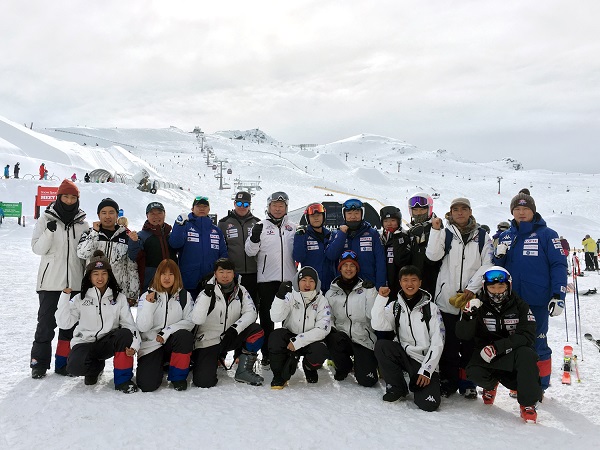 신동빈 롯데그룹 회장(윗줄 좌측에서 6번째)이 13일(현지시간) 스키 국가대표 선수단의 뉴질랜드 전지훈련장을 방문해 선수들과 함께 기념촬영을 하고 있다. 롯데그룹 제공 
