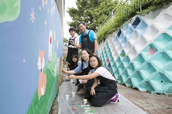 CJ제일제당의 임직원들과 자녀들이 지난 11일 경기도 수원시 팔달구 우만동 일대에서 벽화 그리기 봉사활동을 진행했다. CJ제일제당 제공  