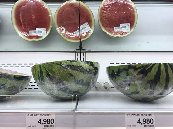 15일 이마트가 계란 판매 일시 중단을 발표한 가운데 경기도에 위치한 한 이마트 점포 계란 매대에 수박이 진열돼있다. 신미진 기자