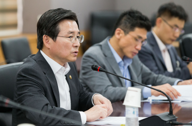 금융위원회는 김용범 부위원장(사진 왼쪽) 주재로 16일 정부서울청사에서 '생산적 금융을 위한 정책금융기관 자금지원 강화 태스크포스(TF)' 1차 회의를 개최했다./ 사진제공= 금융위