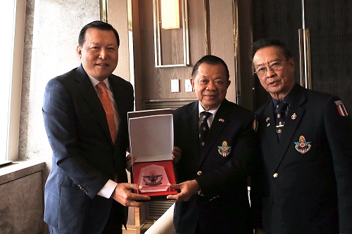 16일 서울 잠실 롯데월드타워 호텔 ‘시그니엘 서울’에서 황각규 롯데그룹 경영혁신실 사장(좌측)이 반딧 말라이아리손 태국한국전참전협회 회장(가운데)과 위락삭 부회장으로부터 감사패를 전달받고 있다. 롯데그룹 제공