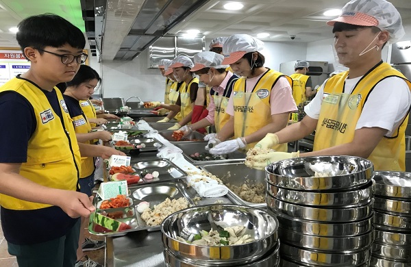 △바로크레디트대부 사내봉사단 ‘사랑나눔 봉사단’이 천사무료급식소 종로지사에서 배식봉사를 하고 있다./사진=바로크레디트대부