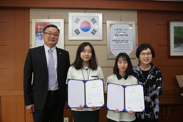 △좌측부터 조재면 구리사업단 교육팀장, 이재영(구리여고 2학년), 강다현(구리여고 2학년), 정귀숙 구리여고 교장/ 사진제공=동부화재