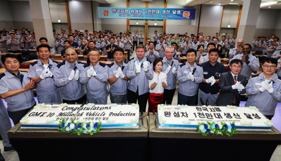 전국금속노조 한국지엠지부 임한택 지부장(오른쪽에서 세번째), 한국지엠 생산부문 조연수 부사장(오른쪽에서 네번째)을 비롯, 생산 관련 임직원들이 함께 케익을 컷팅하고 있는 모습.사진=한국지엠