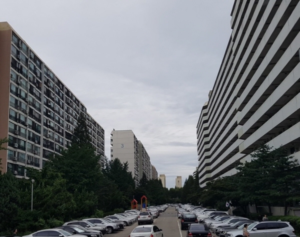 △ 서울시가 재건축 계획안에 대해서 미심의 결정을 내린 강남구 대치동 은마아파트.