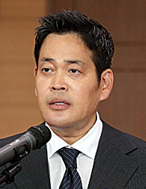 ‘승승장구’ 정용진, 정부 규제로 가시밭길 걷나