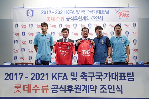 (좌측부터) 21일 파주 NFC에서 열린 ‘롯데주류-대한축구협회’ 조인식에서 이동국 국가대표 선수, 정몽규 대한축구협회장, 이종훈 롯데주류 대표, 인태용 국가대표팀 감독, 이근호 국가대표 선수가 기념촬영을 하고 있다. 롯데주류 제공