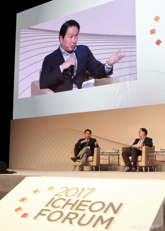 최태원 SK그룹 회장이 21일 개막한 ‘제1회 이천포럼’의 <사회혁신과 기업의 역할> 세션에 패널로 참여, 김용학 연세대 총장, 염재호 고려대 총장, 이재열 서울대 교수 등과 함께 기업이 사회와 공생하며 혁신을 이끌어 내기 위한 방안에 대해 토론하고 있다. 왼쪽부터 최태원 SK 회장, 김용학 연세대 총장.사진=SK.