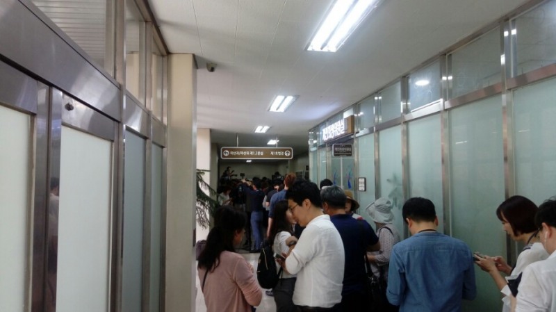 △22일 오전 서초동 서울회생법원 1호법정에서 이재용 삼성전자 부회장 선고 공판 방청권 응모 및 추첨발표에 참석하기 위해 많은 시민들이 줄 서 있다 /사진=한국금융신문