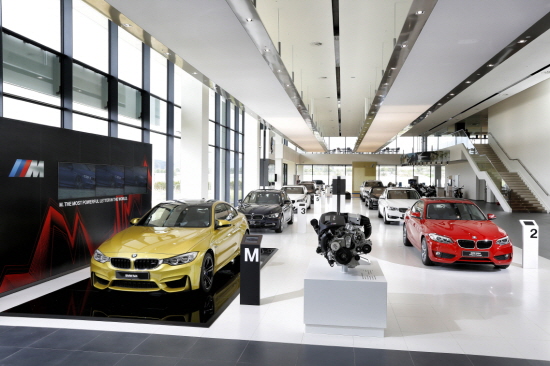 BMW 드라이빙 센터 쇼룸. 사진=BMW코리아.