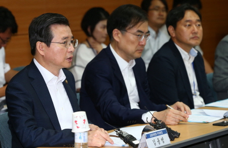 김용범 금융위 부위원장은 22일 서울 종로구 금감원 연수원에서 '금융업 진입규제 개편 태스크포스(TF)' 1차회의를 열고 금융당국, 연구원, 업계 관계자들과 개편 방안을 논의했다./ 사진제공= 금융위