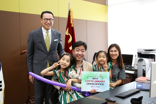 지난 5월 19일 이동우 롯데하이마트 대표(맨 좌측)가 임직원 가족을 회사에 초청하는 행사를 진행한 뒤 기념촬영을 하고 있다. 롯데하이마트 제공