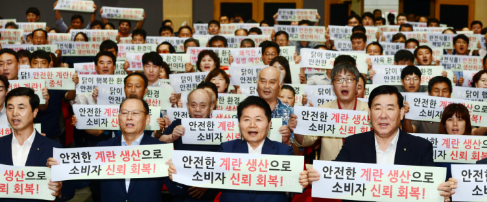 사진 앞줄 우측부터 여원구이사 (양평 양서농협 조합장) 김병원 회장. 김태환 축산대표.