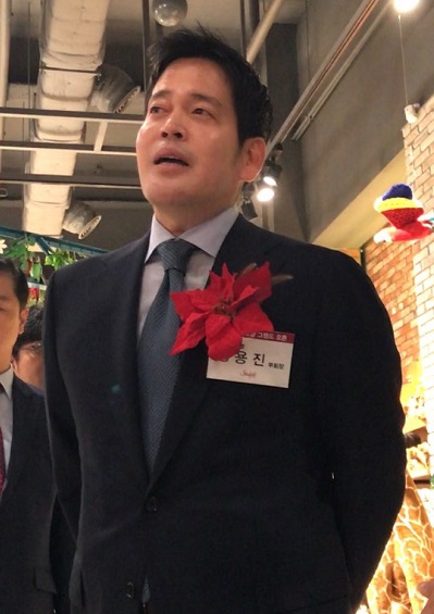 24일 경기도 고양시에서 열린 스타필드 고양점 그랜드오픈 행사에서 정용진 신세계그룹 부회장이 기자들의 질문에 답하고 있다. 신미진 기자