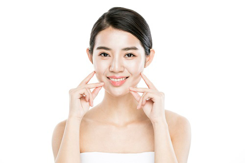 깊어져 가는 팔자주름, 피부 속부터 차오르는 크림으로 주름개선