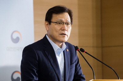 최종구 금융위원장이 지난달 26일 정부서울청사에서 '생산적·포용적 금융 추진계획'을 발표하고 있다./ 사진제공=금융위