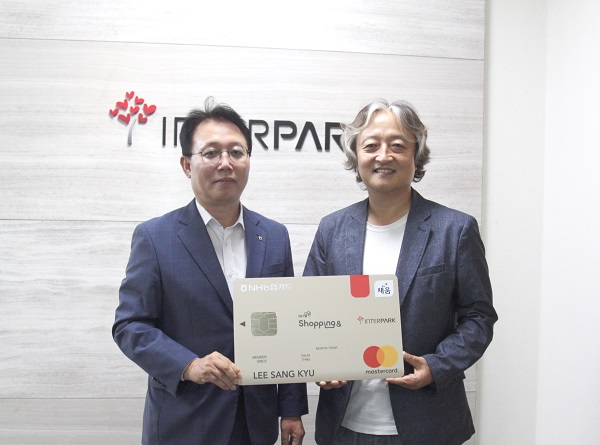 △이상성 NH농협카드 부사장이 카드 출시 기념 전달식에서 이상규 인터파크 대표이사에게 1호 카드를 전달하고 있다./사진=NH농협카드