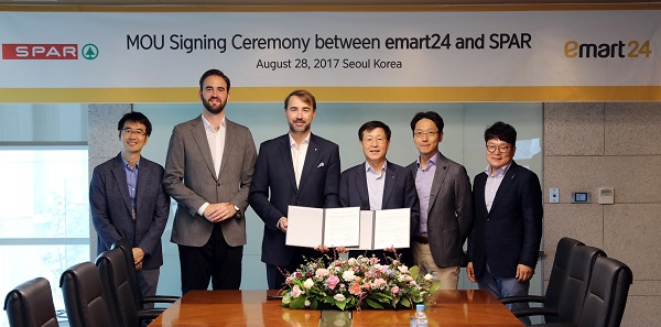 28일 오전 성수동에 위치한 이마트 본사에서 열린 ‘스파-이마트 협력 MOU 체결’ 협약식에서 토비아스 와스무트 스파 대표(좌측에서 세 번째)와 김성영 이마트24 대표(좌측에서 네 번째) 등 관계자들이 기념촬영을 하고 있다. 신세계 제공