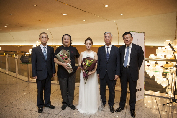 △ 26일 서울 예술의 전당 콘서트홀에서 열린 '한중수교 25주년 기념음악회'에서 박삼구 금호아시아나그룹회장(사진 오른쪽)을 비롯해 주요 참가자들이 기념촬영을 하고 있다. 사진=금호아시아나그룹.