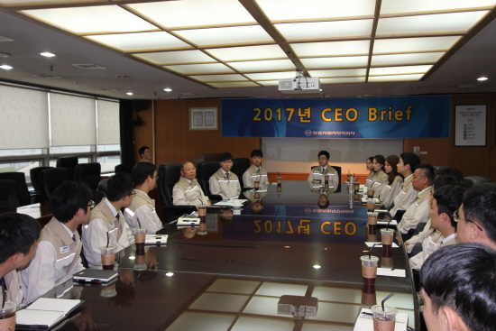 28일 쌍용자동차는 평택 본사에서 신입사원들의 사기 진작과 회사와의 유대감 강화, 회사의 비전 및 조직문화를 공유하기 위해 2017 신입사원 대상 CEO 간담회를 실시했다. 사진은 쌍용자동차 최종식 대표이사(왼쪽줄 위에서 세 번째)가 신입사원들과 대화를 나누고 있다. 사진=쌍용자동차